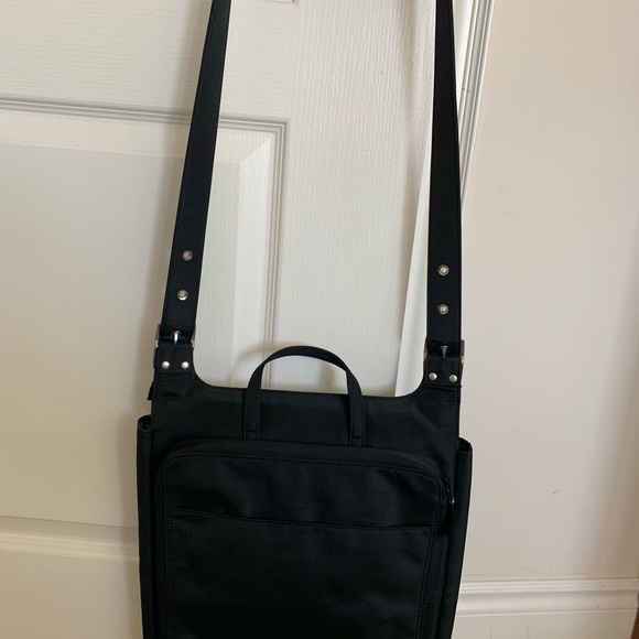 Gently used Targus Mickey Laptop Messenger Bag - Picture 10 of 10